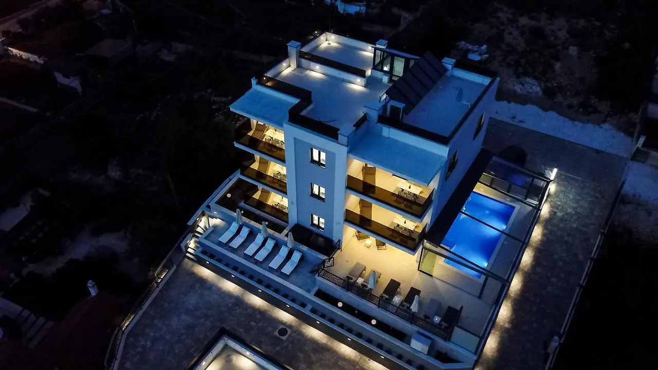 Villa 23 A Heated Pool Трогир Апартаменты