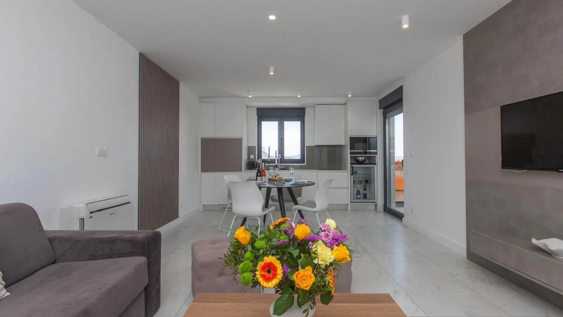 Villa 23 A Heated Pool Трогир